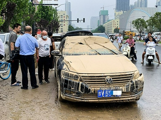 隧道内被拖出的车辆损毁严重。摄影：唐俊