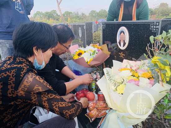  ▲2020年11月19日，上海，开庭前夕刘敏父母带着女儿喜欢的食品去祭拜。摄影/上游新闻记者 时婷婷