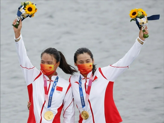 　　8月7日，日本东京，徐诗晓/孙梦雅夺得2020东京奥运会皮划艇静水女子500米双人划艇金牌。/IC photo