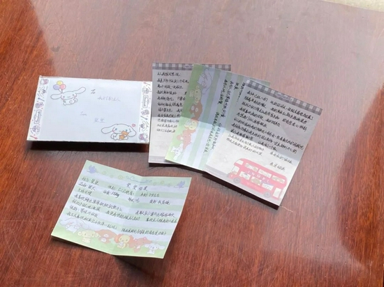 ·陪伴登登的老师们写给新主人的信。