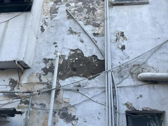 （楼外墙皮脱落）