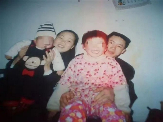  幼年时的孙悦（前排右），孙卓（前排左）和父母。受访者供图