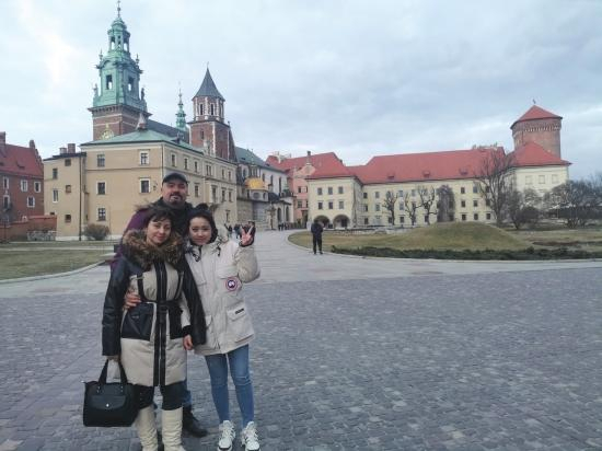  当地时间2月26日，张馨心和老师LubovKachala一家到达波兰后留影。图/受访者提供