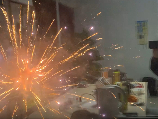 年关时窗外放着烟花&nbsp;© 葛宇路