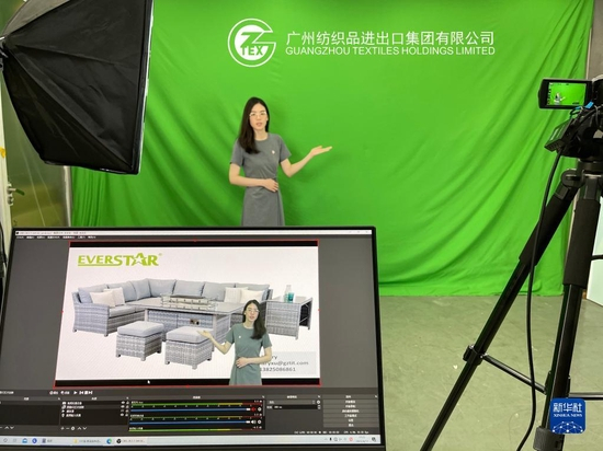 广州轻工工贸集团纺织品进出口公司员工利用绿幕技术排练广交会上“云展示”（4月11日摄）。新华社发（受访者供图）