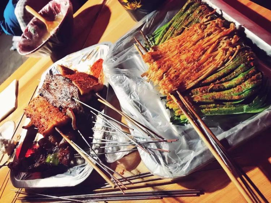 青岛“野馄饨”，现包现煮的鲜汤馄饨，搭配热辣的烤串 受访者供图
