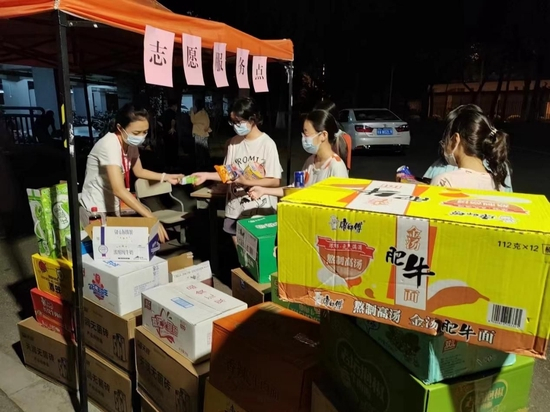 志愿服务点在派送物资