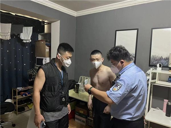 图说：汤某良（中）被抓捕