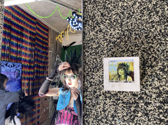 　　杀马特文化从线上回到现实，沉寂多年之后，它的内涵似乎发生了变化。学者与艺术家们普遍认为，杀马特是一种自下而上的青年亚文化，它的内核与反抗与乌托邦有关