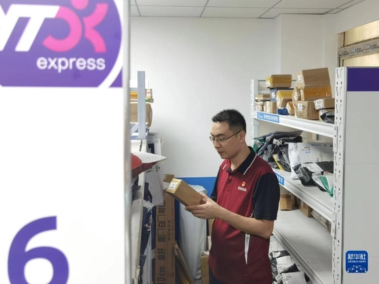 　　马石光在圆通速递服务有限公司湖南省长沙市高桥分公司营运部分拣包裹（2022年9月28日摄）。新华社发