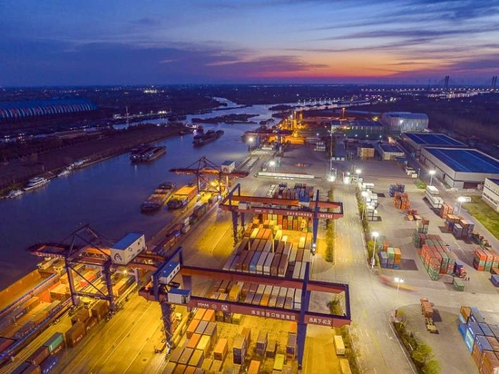  淮安港集装箱物流（央广网发 贺敬华 摄）