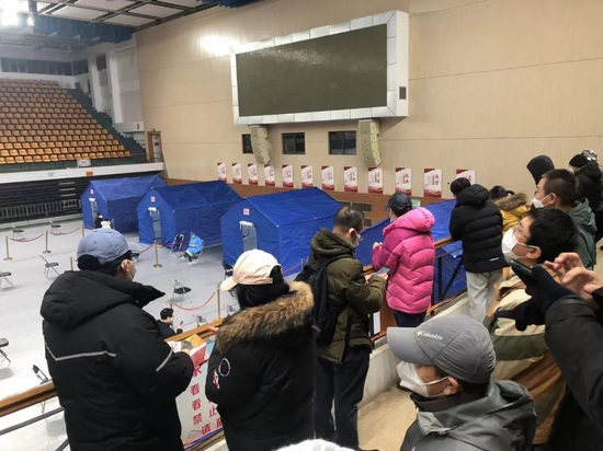 　　12月14日，为缓解各医疗机构发热门诊的压力，西城区广安体育馆简易发热门诊正式启用。摄影/本刊记者 张旭