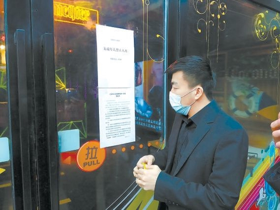  KTV经营者在张贴检察机关制作的给家长和广大青少年的倡议书。