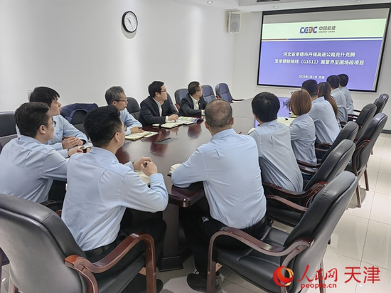  近日，中能建路桥工程有限公司领导班子成员与员工开会讨论，如何根据今年的项目招聘合适的优秀人才。 &nbsp;人民网 孙翼飞摄