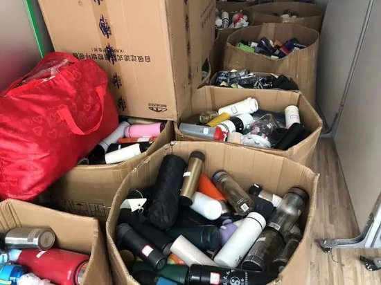 近期捡到的水杯，足有这样的30个箱子