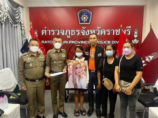  ·&nbsp;思里蓬的家人到警察局报案。