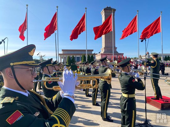  △仪式现场的军乐团。（总台央视记者李增仁拍摄）