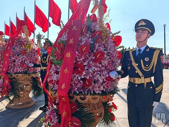  △仪式现场共有9个大型花篮。（总台央视记者周倜拍摄）