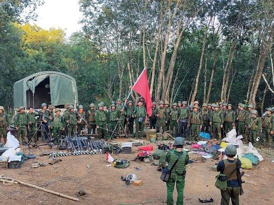 缅甸清水河,缅甸民族民主同盟军成员与在前哨山上从缅甸军队缴获的