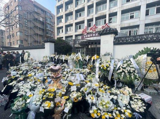 2月27日，追思会前一天，娃哈哈总部大楼前被市民摆满鲜花。图/九派新闻周雨禾