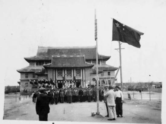 1950年，在河南大学大礼堂前召开纪念五四青年节大会 图片来自河南大学官网