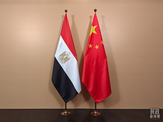  △ 会见厅外的中国埃及两国国旗。（总台央视记者彭汉明拍摄）