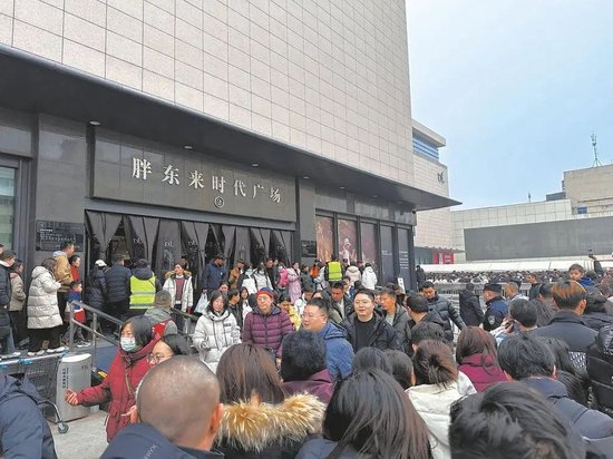 许昌胖东来时代广场店门前人流如织。图片来源：北京日报