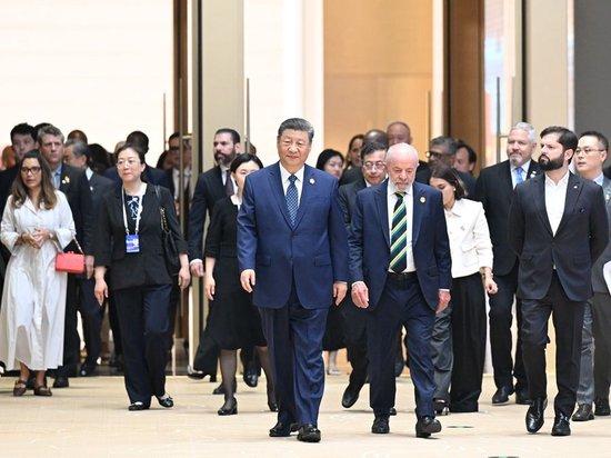5月13日上午，国家主席习近平在北京国家会议中心出席中国-拉美和加勒比国家共同体论坛第四届部长级会议开幕式并发表主旨讲话。这是习近平同与会嘉宾出席开幕式。