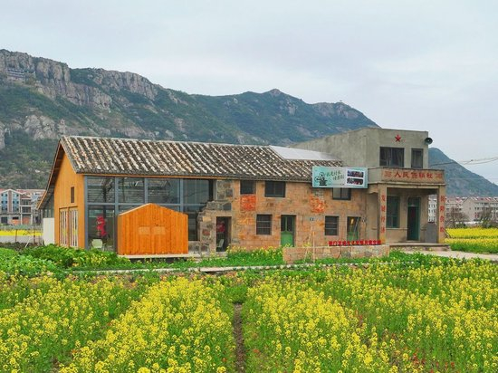  通过“民主恳谈”，松建村老房子被改造成网红村咖（资料照片）。松门镇供图