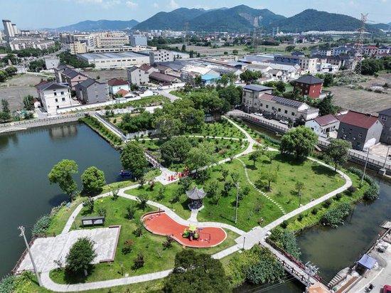 这是2025年6月18日拍摄的经过环境整治提升的浙江省湖州市长兴县李家巷镇许家浜村田心岛公园(无人机照片)。新华社记者 徐昱 摄