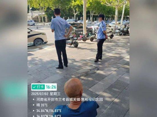 两名片区民警带寇聚合在兰考县城关镇查看