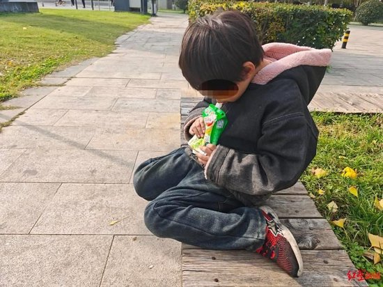 记者实探西安8岁女孩的家：小屋窗户没玻璃，邻居经常投喂称她“很聪明”，听到上学后激动大喊