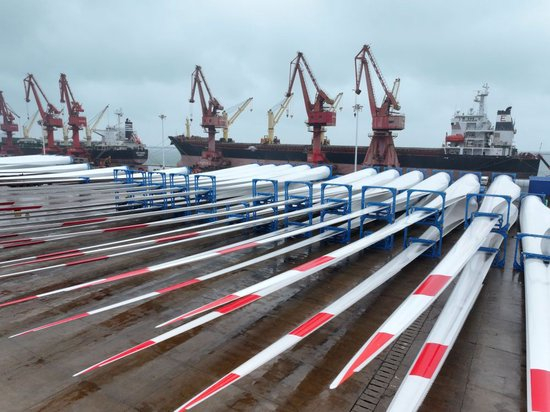 2025年10月13日，在江苏省连云港港东方港务分公司码头，大批风电设备集港准备装船出口国外（无人机照片）。新华社发（王春 摄）