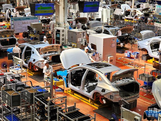 国内一家车企制造车间的新能源汽车生产线。(图/视觉中国)