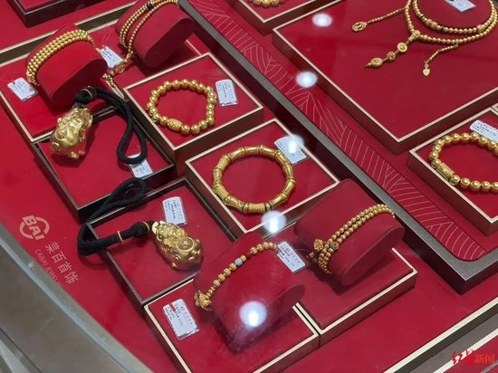  商场内销售的金饰品