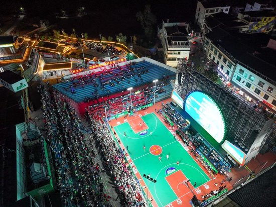 2025年10月12日，全國和美鄉(xiāng)村籃球大賽（“村BA”）總決賽在貴州省臺(tái)江縣臺(tái)盤村開賽。新華社發(fā)（袁福洪攝）