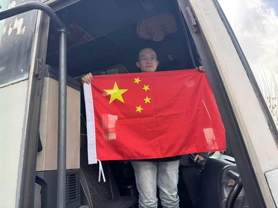 3月2日，在伊中国公民登上离开德黑兰、去往阿斯塔拉口岸的大巴车。