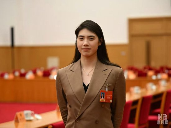  △张雨霏代表。（总台央视记者史伟拍摄）