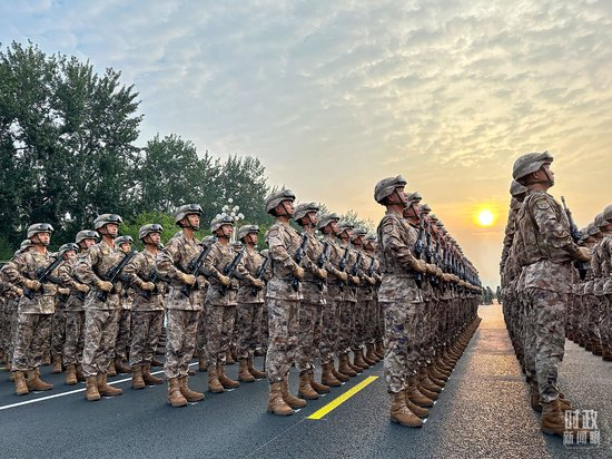 △2025年9月3日，受阅部队方队在长安街等候检阅。（总台记者石奇用拍摄）