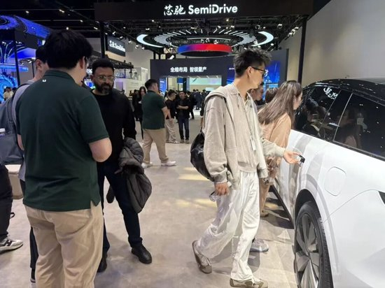 理想汽车工作人员为印度代理商讲解车型参数&nbsp;图片来源：每经记者 段思瑶 摄