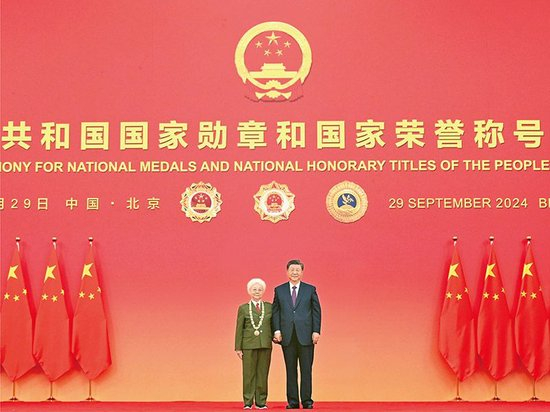 2024年9月29日，习近平总书记向“人民艺术家”国家荣誉称号获得者田华颁授奖章。