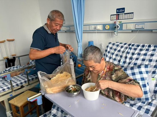 　黄维平在医院照顾田新菊。图/九派新闻 温艳丽