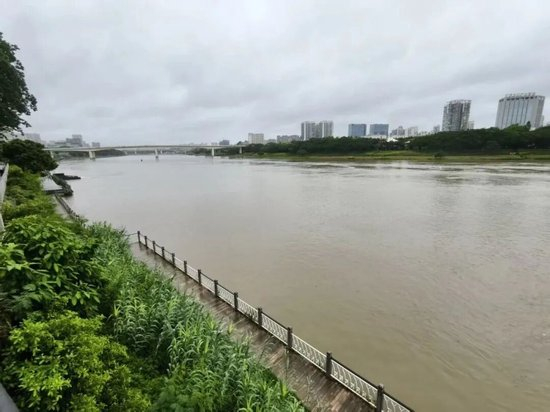  7月6日8时，南宁水文中心站继续发布洪水红色预警。图源：南宁新闻网