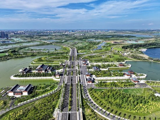 这是位于雄安新区启动区与白洋淀交汇处的南河枢纽（2026年8月4日摄，无人机照片）。新华社记者 牟宇 摄