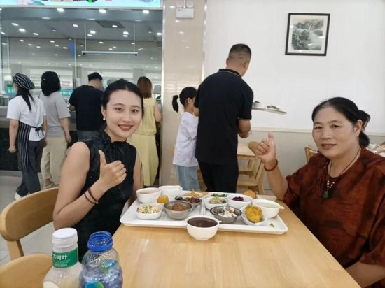 游客在扬州市级机关西大院食堂南餐厅用餐。据扬州日报