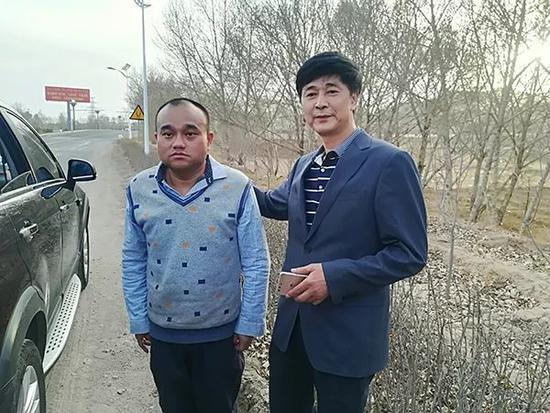 谭秦东与其代理律师。