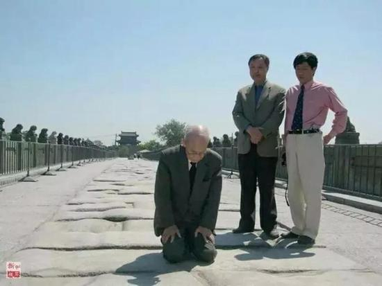 2005年，时年91岁的日本侵华老兵本多立太郎双膝跪在卢沟桥上。