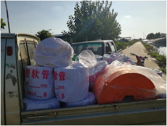 （载有政府救援物资的皮卡货车 图：胡雨薇）