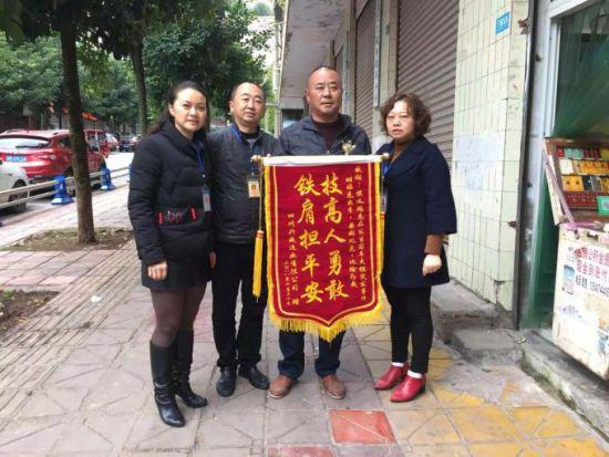 ▲上周，客运公司向侯义（右二）送锦旗表示感谢。