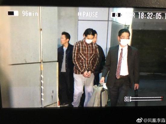 11月28日下午，蒋劲夫在律师及翻译等人员陪同下到日本东京巢鸭警署投案自首。图片来源：凤凰卫视记者李淼微博